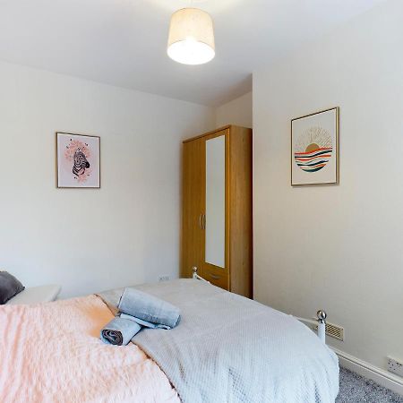 Cheerful 3 Bedroom Home With Free Parking And Wifi Chester Bagian luar foto
