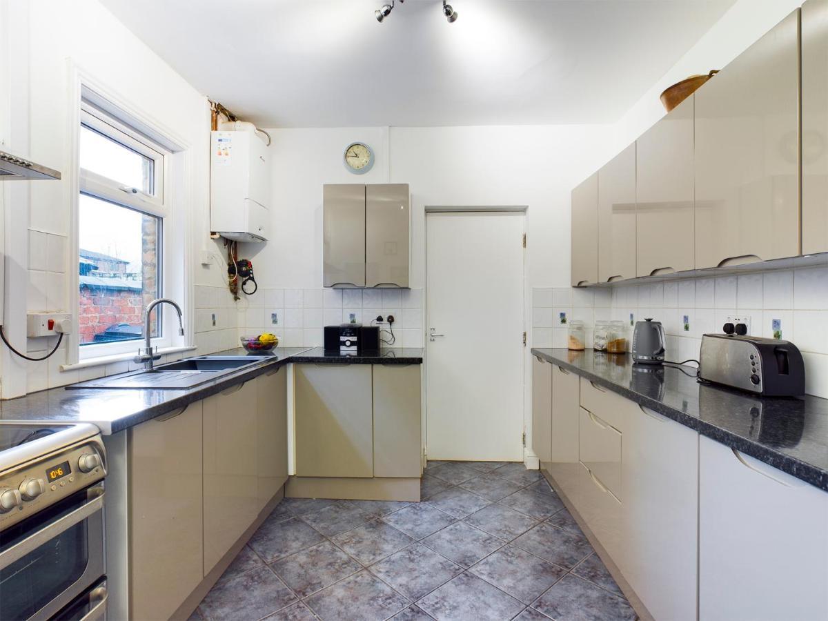 Cheerful 3 Bedroom Home With Free Parking And Wifi Chester Bagian luar foto