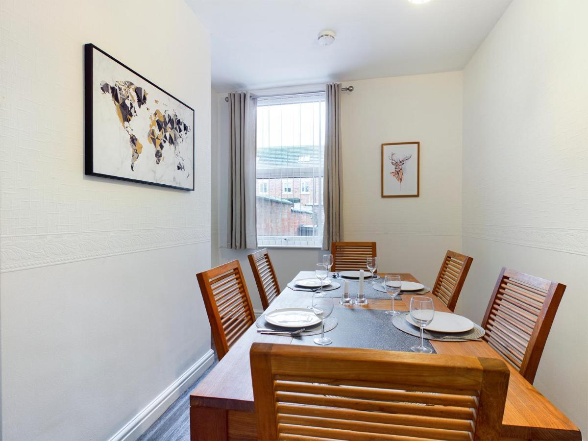 Cheerful 3 Bedroom Home With Free Parking And Wifi Chester Bagian luar foto