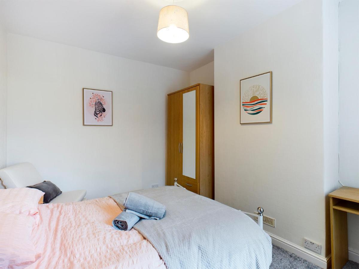 Cheerful 3 Bedroom Home With Free Parking And Wifi Chester Bagian luar foto