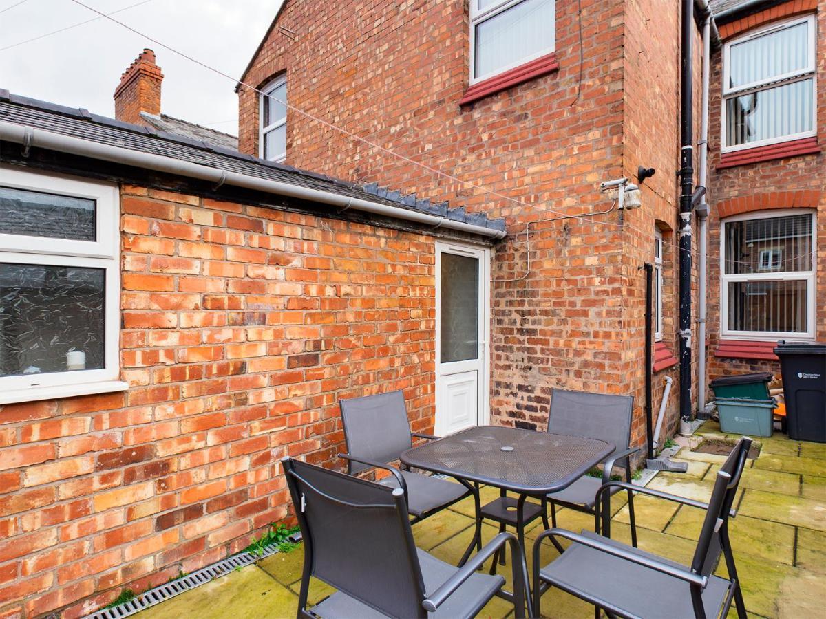 Cheerful 3 Bedroom Home With Free Parking And Wifi Chester Bagian luar foto