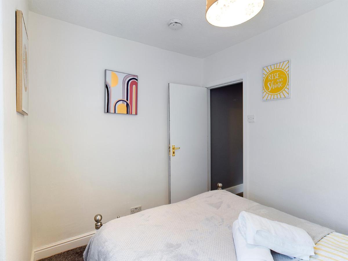 Cheerful 3 Bedroom Home With Free Parking And Wifi Chester Bagian luar foto